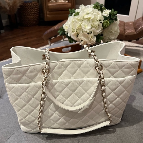 CHANEL shopping bag tote with tags, used once - Picture 5 of 8